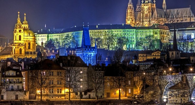 viaggiare praga by night