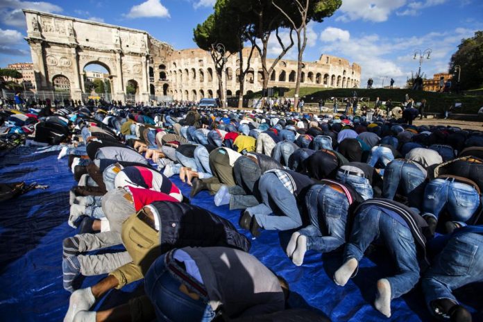 musulmani al colosseo in preghiera manifestazione islamica