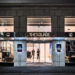 «Autoritratto con scimmia di Frida Khalo», è arivato al Mudec il quadro simbolo della pittrice messicana. Dall’1 febbraio al 3 giugno 2018 il MUDEC-Museo delle Culture di Milano celebra Frida Kahlo (1907 – 1954) con una grande e nuova retrospettiva. Un’occasione per vedere finalmente in un’unica sede espositiva dopo 15 anni tutte le opere provenienti dal Museo Dolores Olmedo di Città del Messico e dalla Jacques and Natasha Gelman Collection, le due più importanti e ampie collezioni di Frida Kahlo al mondo, e con la partecipazione di autorevoli musei internazionali che presteranno alcuni dei capolavori dell’artista messicana mai visti nel nostro Paese. Sarà una mostra “di rottura” rispetto a tutte le mostre f)