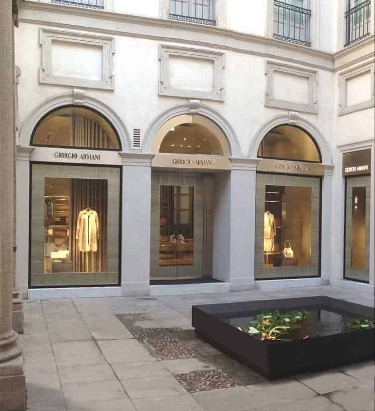 MONTENAPOLEONE: chiude Armani dopo dieci anni, al suo posto Vuitton